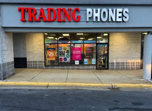 A store front with the words " trading phones ".